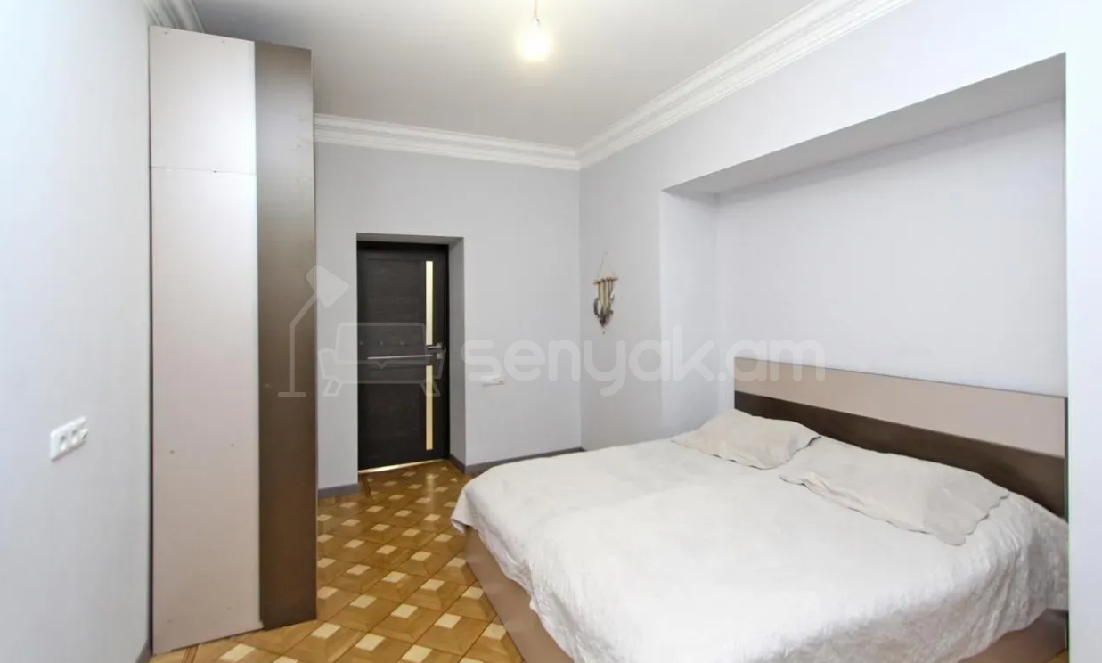 4 Սենյականոց Բնակարան Քարե Շենքում, 85քմ, 4/5 հարկ, Կապիտալ Վերանորոգված