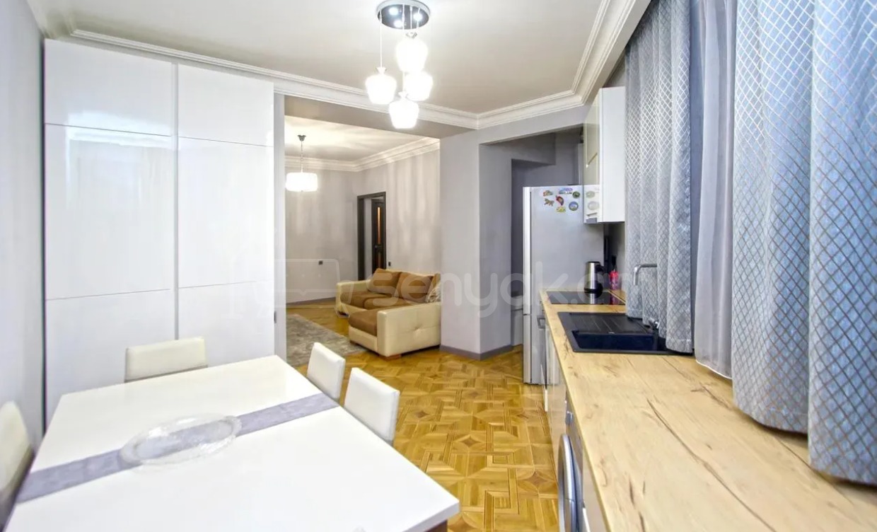 4 Սենյականոց Բնակարան Քարե Շենքում, 85քմ, 4/5 հարկ, Կապիտալ Վերանորոգված