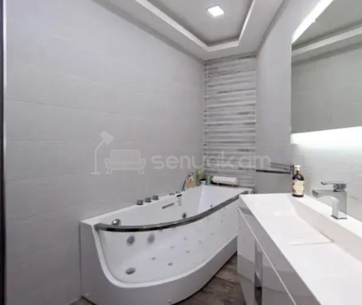 4 Սենյականոց Բնակարան Քարե Շենքում, 85քմ, 4/5 հարկ, Կապիտալ Վերանորոգված