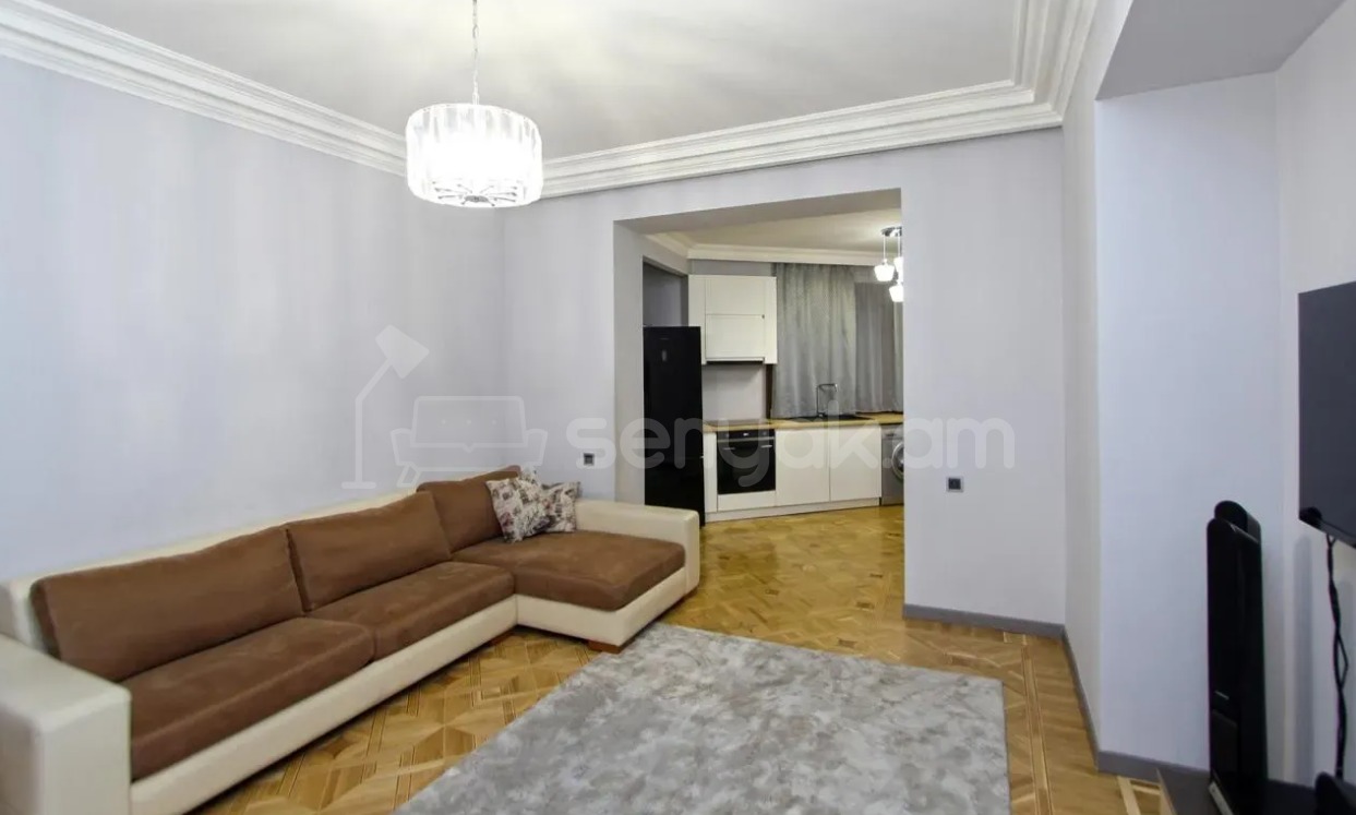 4 Սենյականոց Բնակարան Քարե Շենքում, 85քմ, 4/5 հարկ, Կապիտալ Վերանորոգված