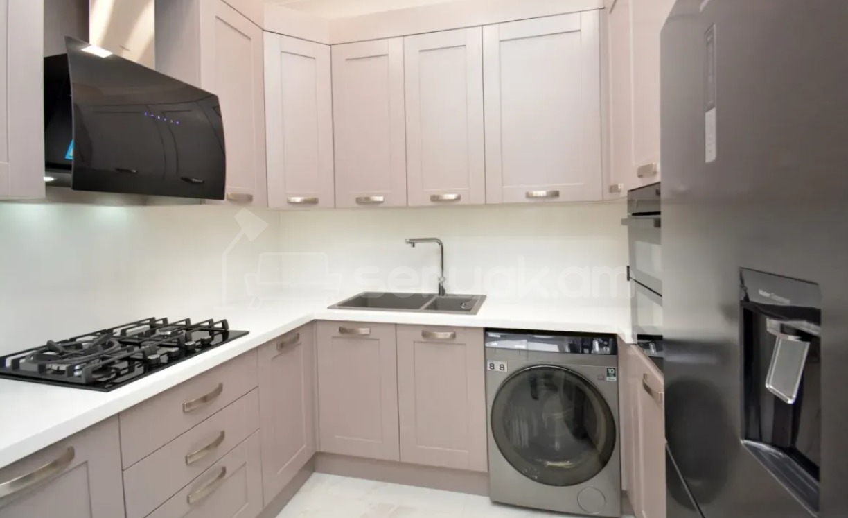 3 Սենյականոց Բնակարան Քարե Շենքում, 97քմ, 4/5 հարկ, Դիզայներական Վերանորոգված