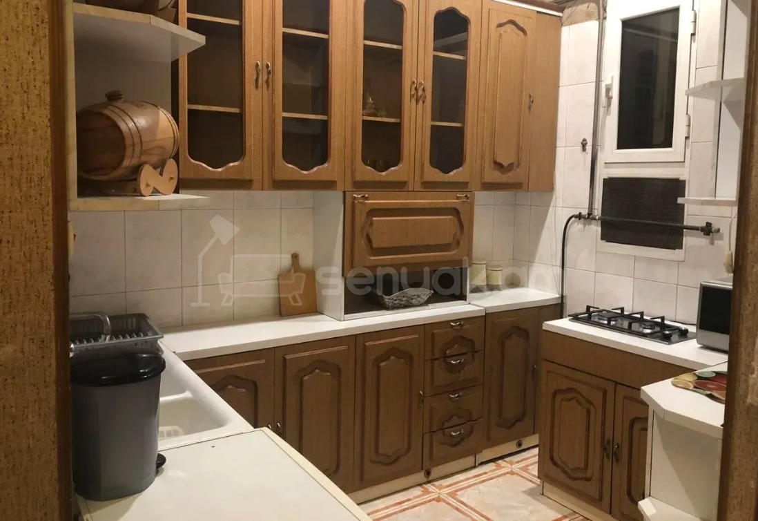 3 Սենյականոց Բնակարան Քարե Շենքում, 110քմ, 2/3 հարկ, Կապիտալ Վերանորոգված