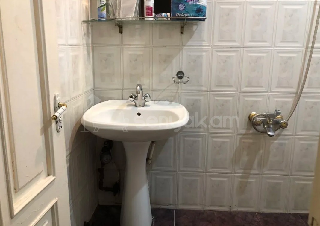 3 Սենյականոց Բնակարան Քարե Շենքում, 110քմ, 2/3 հարկ, Կապիտալ Վերանորոգված