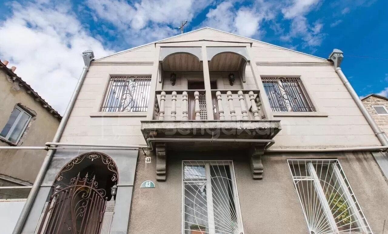 5 Սենյականոց Բնակարան Նորակառույց Քարե Շենքում, 160քմ, 2/2 հարկ, Դիզայներական Վերանորոգված, Կահավորված