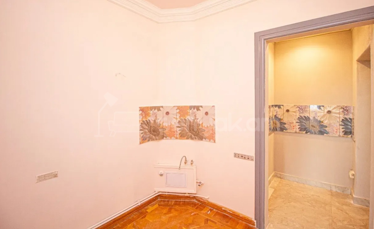 2 Սենյականոց Բնակարան, 42քմ, 2/9 հարկ, Կապիտալ Վերանորոգված