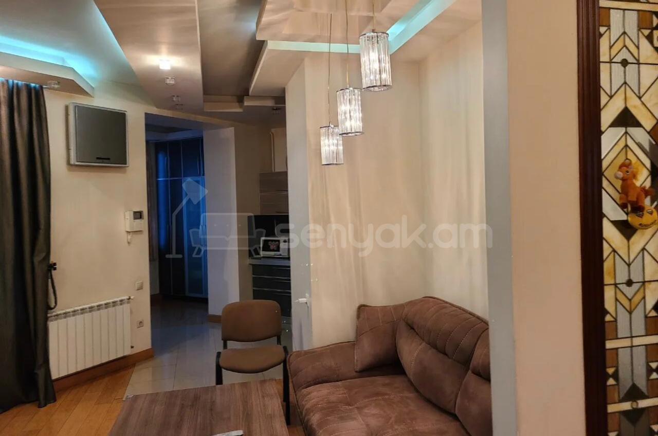 3 Սենյականոց Բնակարան Քարե Շենքում, 95քմ, 3/4 հարկ, Դիզայներական Վերանորոգված, Կահավորված