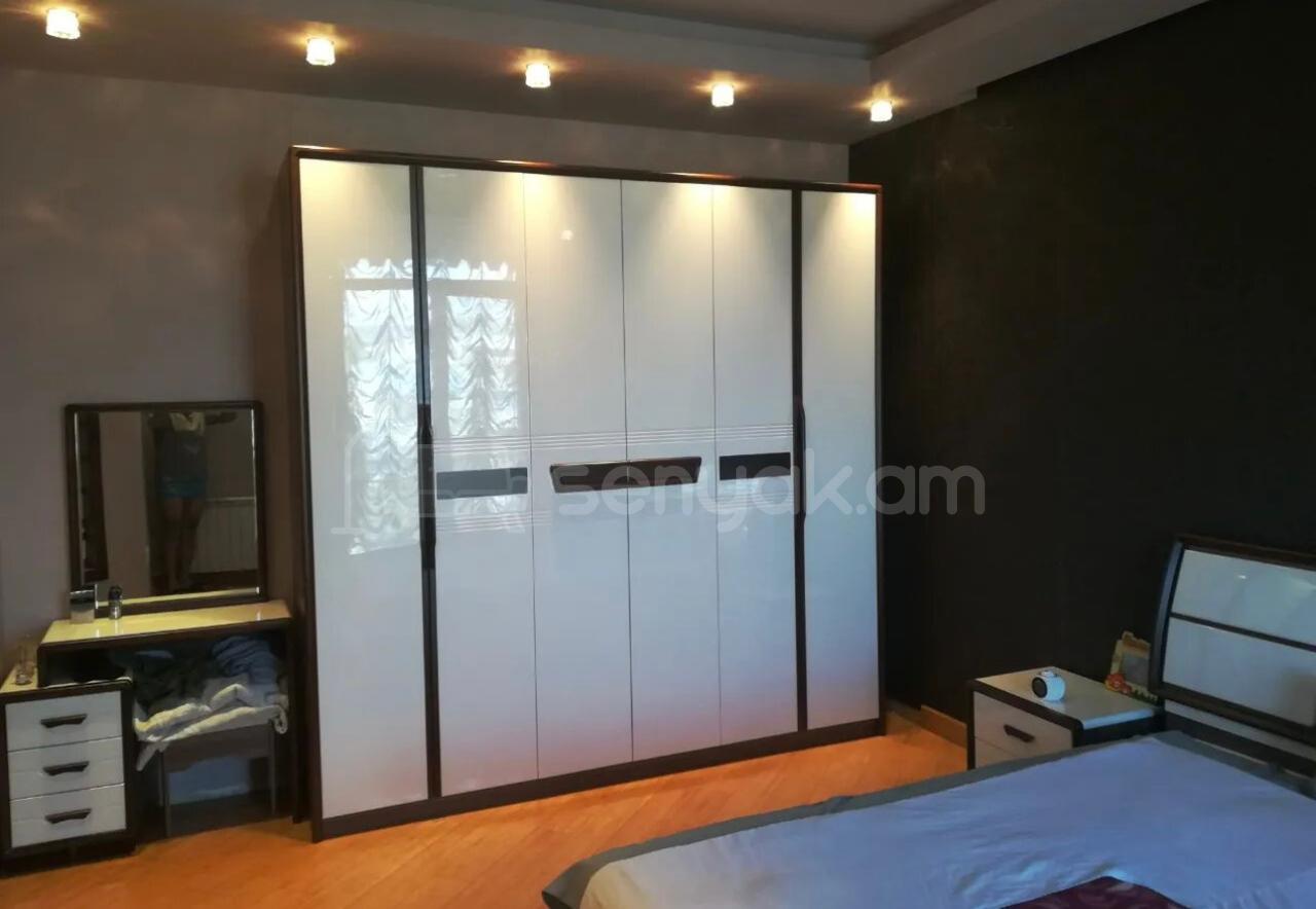 3 Սենյականոց Բնակարան Քարե Շենքում, 95քմ, 3/4 հարկ, Դիզայներական Վերանորոգված, Կահավորված