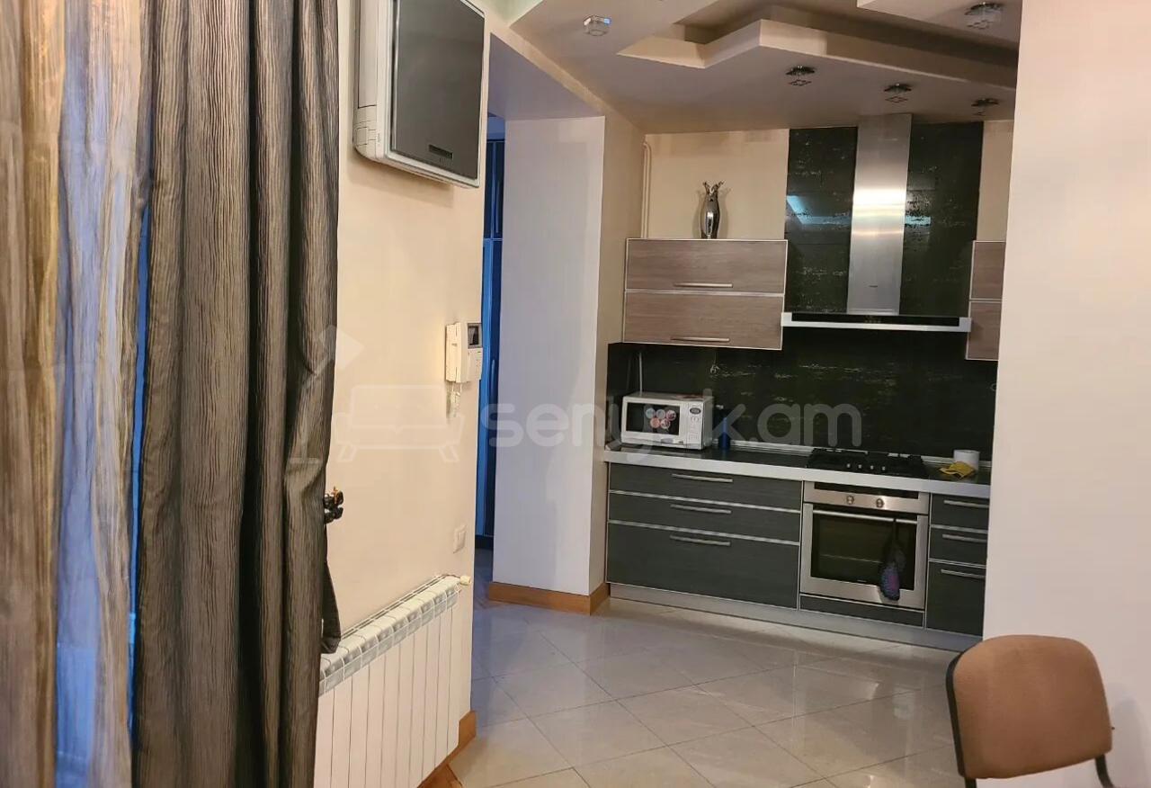 3 Սենյականոց Բնակարան Քարե Շենքում, 95քմ, 3/4 հարկ, Դիզայներական Վերանորոգված, Կահավորված