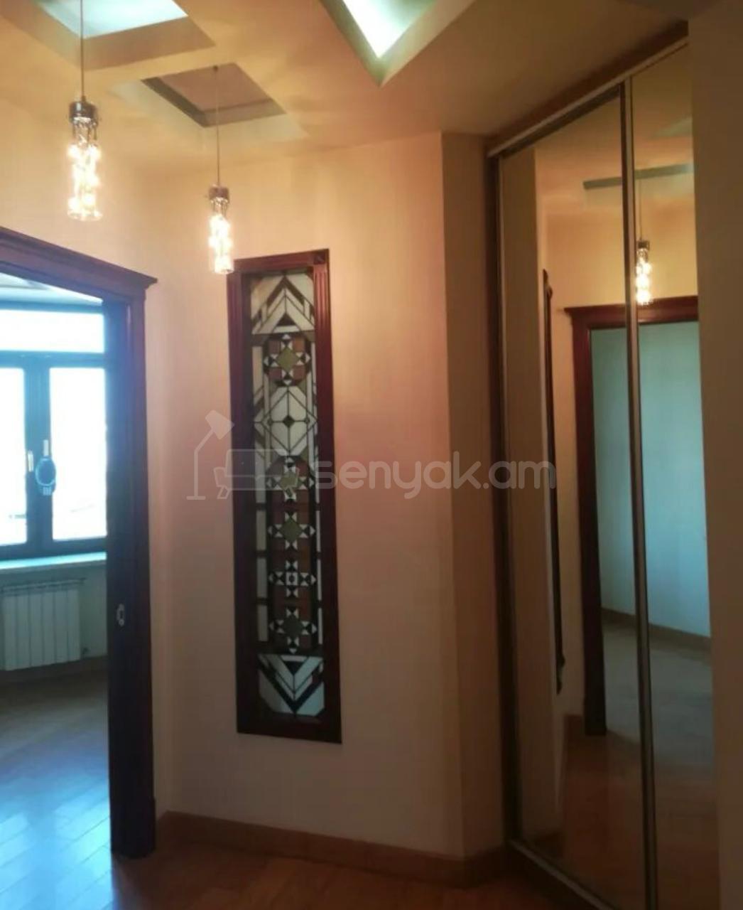 3 Սենյականոց Բնակարան Քարե Շենքում, 95քմ, 3/4 հարկ, Դիզայներական Վերանորոգված, Կահավորված