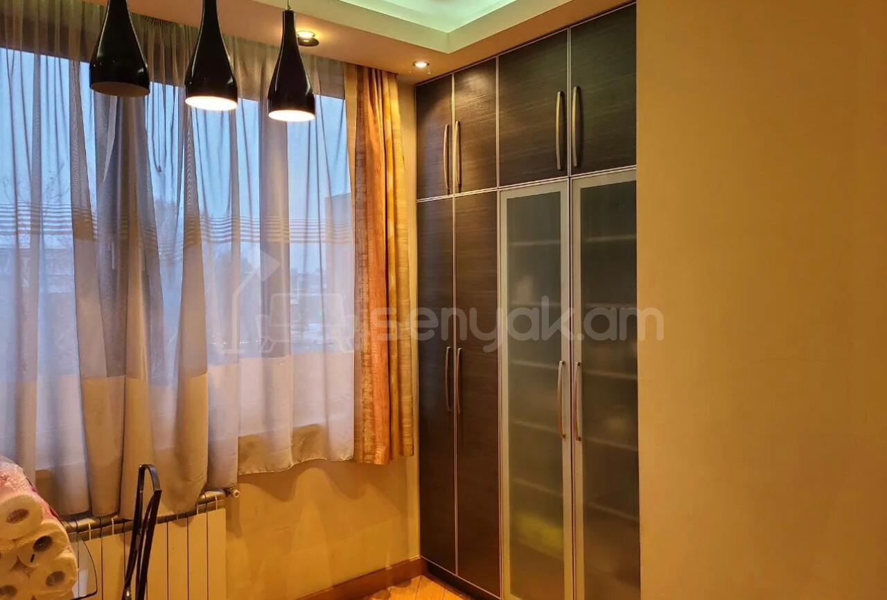 3 Սենյականոց Բնակարան Քարե Շենքում, 95քմ, 3/4 հարկ, Դիզայներական Վերանորոգված, Կահավորված