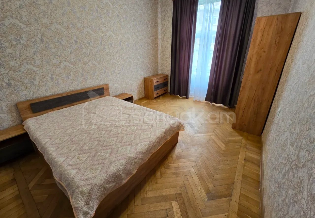 3 Սենյականոց Բնակարան Քարե Շենքում, 100քմ, 4/4 հարկ, Կապիտալ Վերանորոգված, Կահավորված