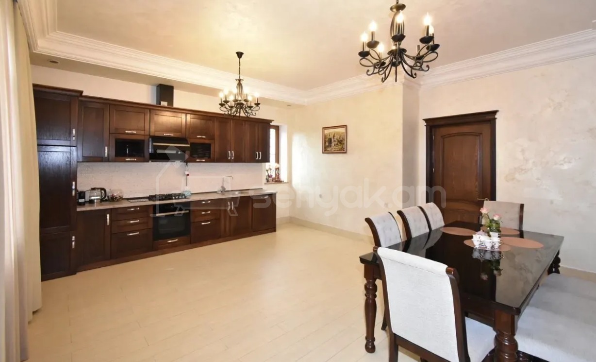 8 Սենյականոց Շքեղ Առանձնատուն, 700քմ, Լողավազանով, Ավտոտնակով