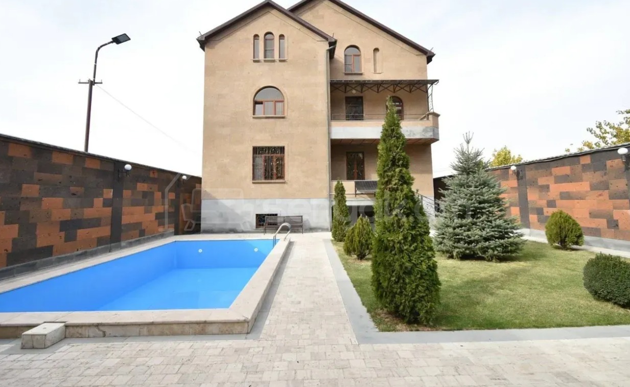8 Սենյականոց Շքեղ Առանձնատուն, 700քմ, Լողավազանով, Ավտոտնակով