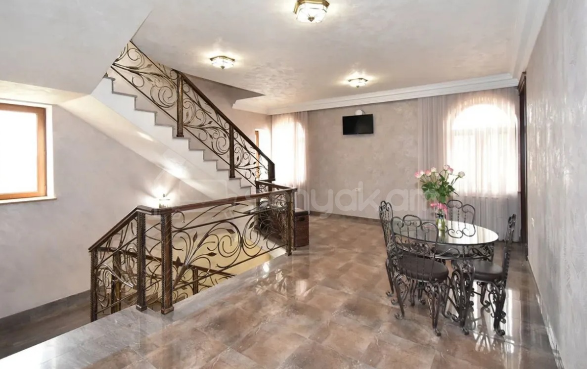 8 Սենյականոց Շքեղ Առանձնատուն, 700քմ, Լողավազանով, Ավտոտնակով