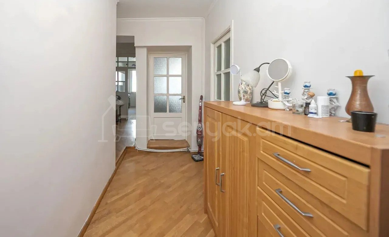 2 Սենյականոց Բնակարան Քարե Շենքում, 71քմ, 5/5 հարկ, Կապիտալ Վերանորոգված