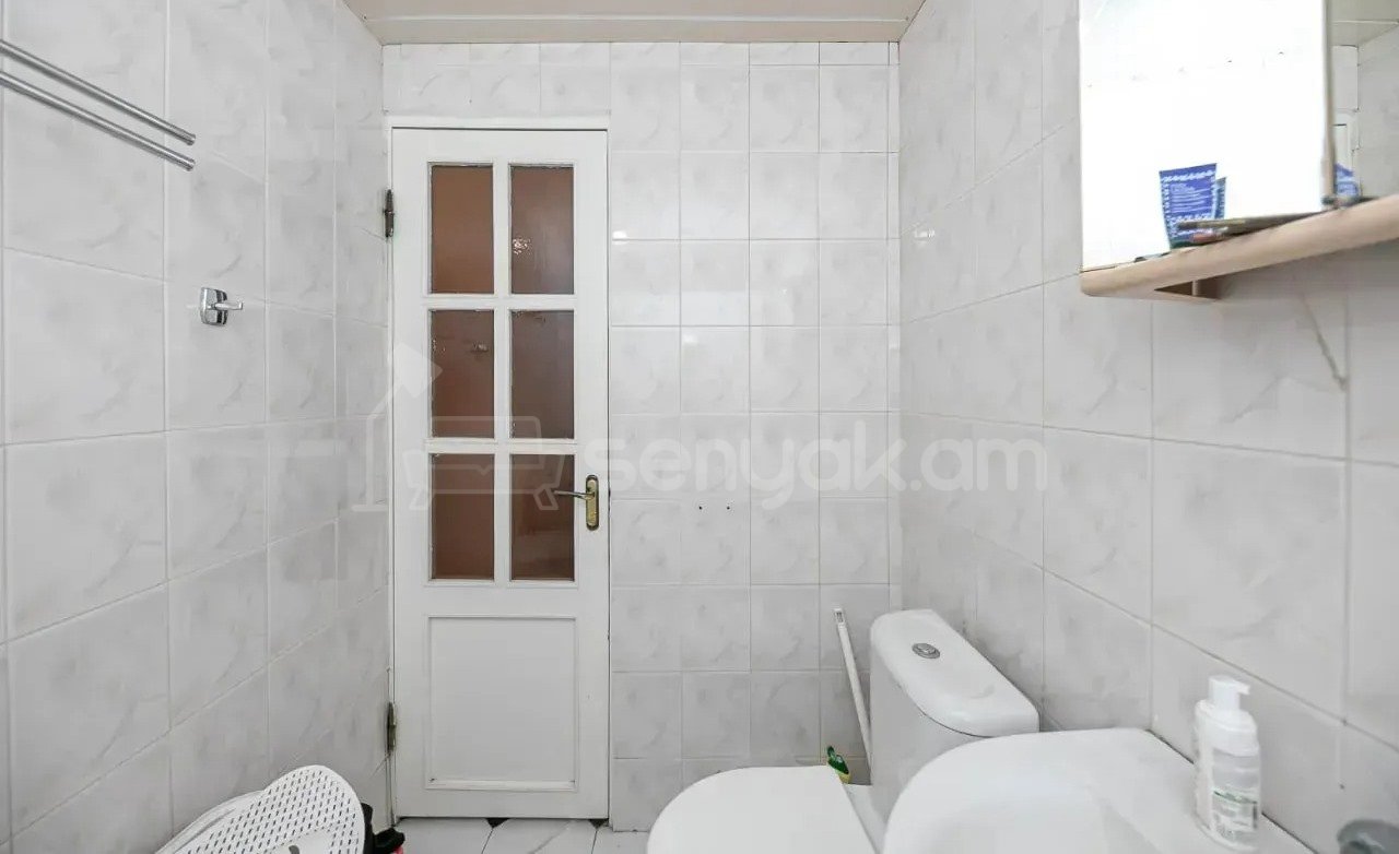 2 Սենյականոց Բնակարան Քարե Շենքում, 71քմ, 5/5 հարկ, Կապիտալ Վերանորոգված