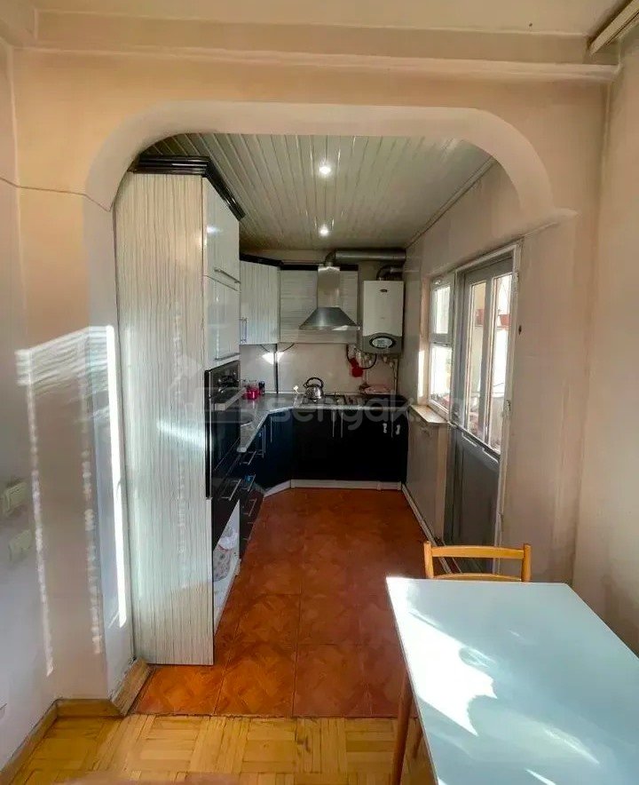 3 Սենյականոց Բնակարան Քարե Շենքում, 77քմ, 4/5 հարկ, Կապիտալ Վերանորոգված