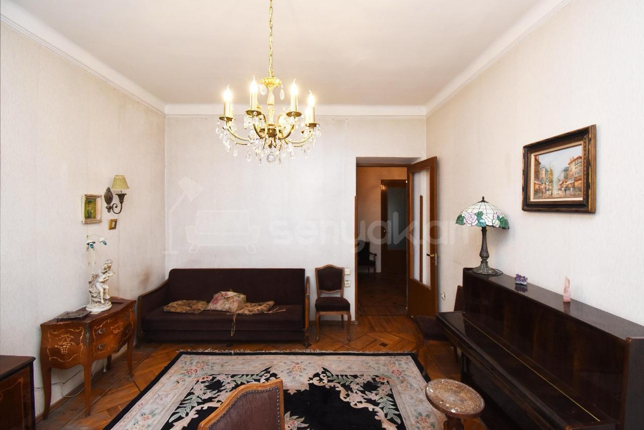 3 Սենյականոց Բնակարան Քարե Շենքում, 89քմ, 4/5 հարկ, Նորմալ Վիճակում