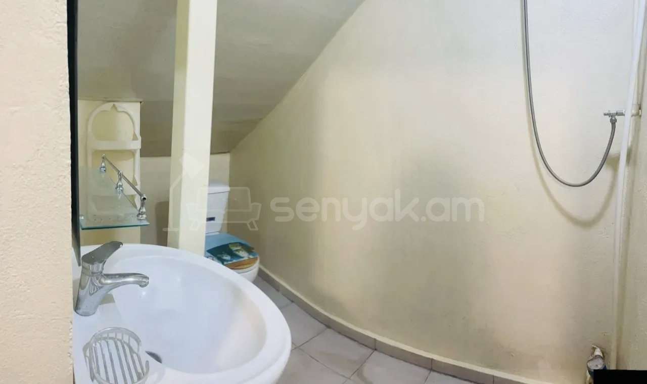 3 Սենյականոց Բնակարան Քարե Շենքում, 78քմ, 1/1 հարկ, Նորմալ Վիճակում, Կահավորված, Արևկող