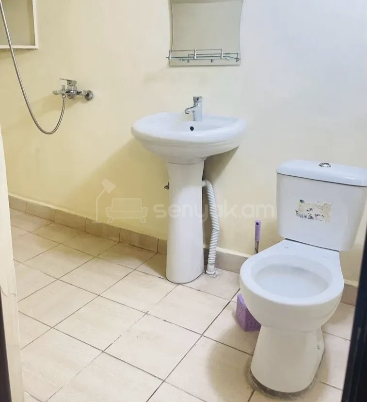 3 Սենյականոց Բնակարան Քարե Շենքում, 78քմ, 1/1 հարկ, Նորմալ Վիճակում, Կահավորված, Արևկող