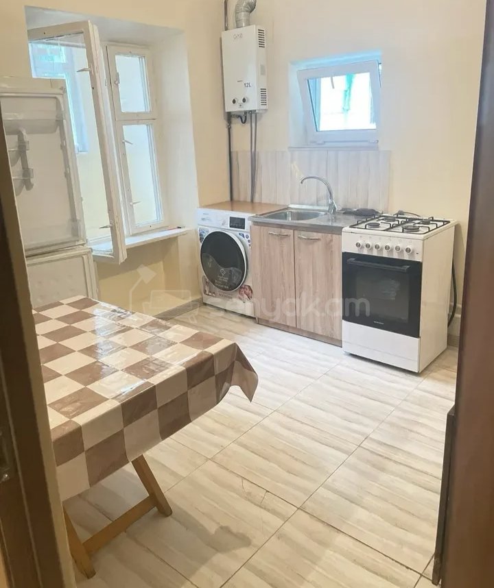 3 Սենյականոց Բնակարան Քարե Շենքում, 78քմ, 1/1 հարկ, Նորմալ Վիճակում, Կահավորված, Արևկող