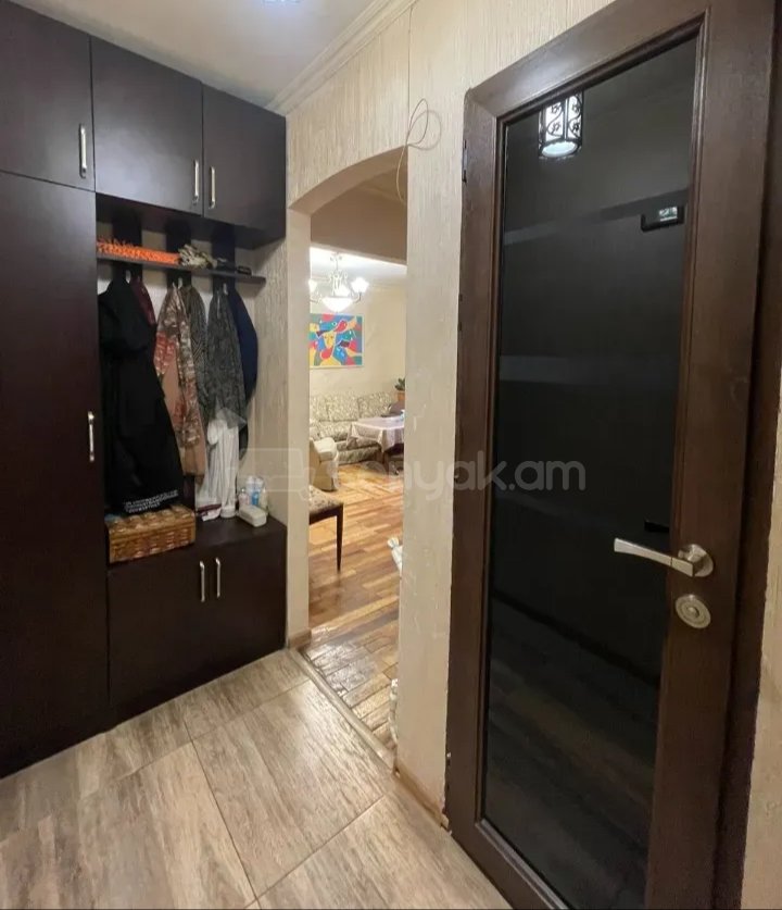 1 Սենյականոց Բնակարան Քարե Շենքում, 42քմ, 2/4 հարկ, Նորմալ Վիճակում, Կահավորված