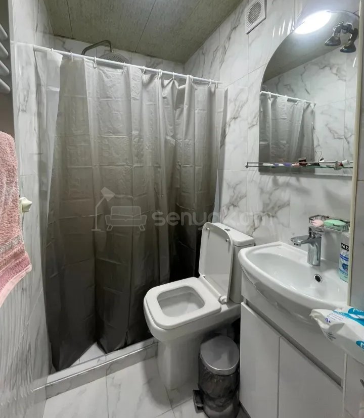 1 Սենյականոց Բնակարան Քարե Շենքում, 42քմ, 2/4 հարկ, Նորմալ Վիճակում, Կահավորված