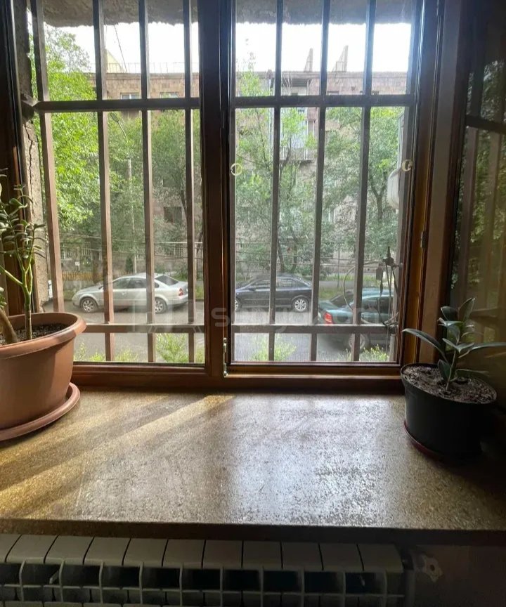 1 Սենյականոց Բնակարան Քարե Շենքում, 42քմ, 2/4 հարկ, Նորմալ Վիճակում, Կահավորված