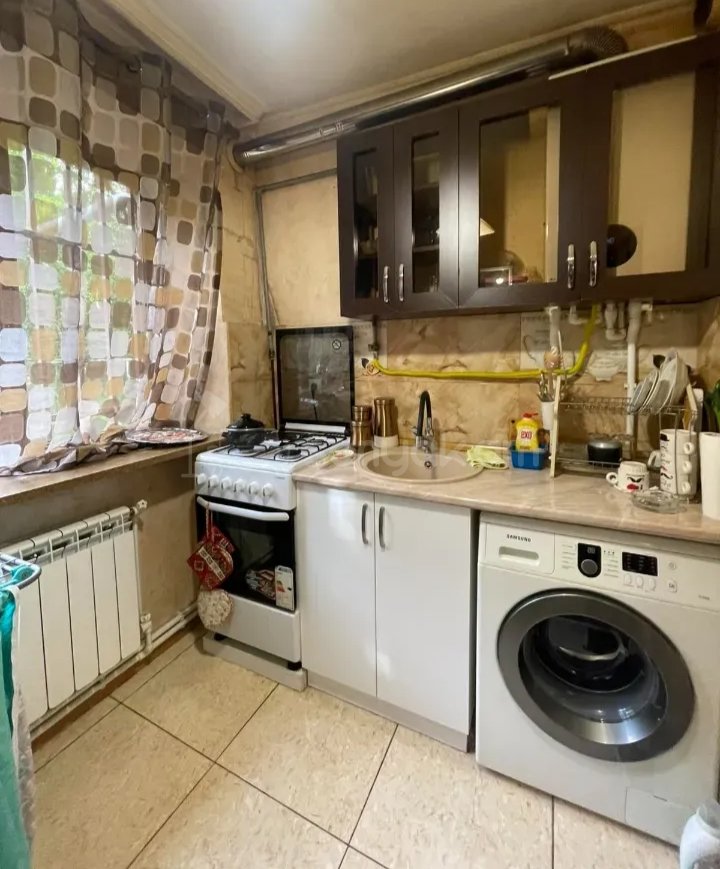 1 Սենյականոց Բնակարան Քարե Շենքում, 42քմ, 2/4 հարկ, Նորմալ Վիճակում, Կահավորված