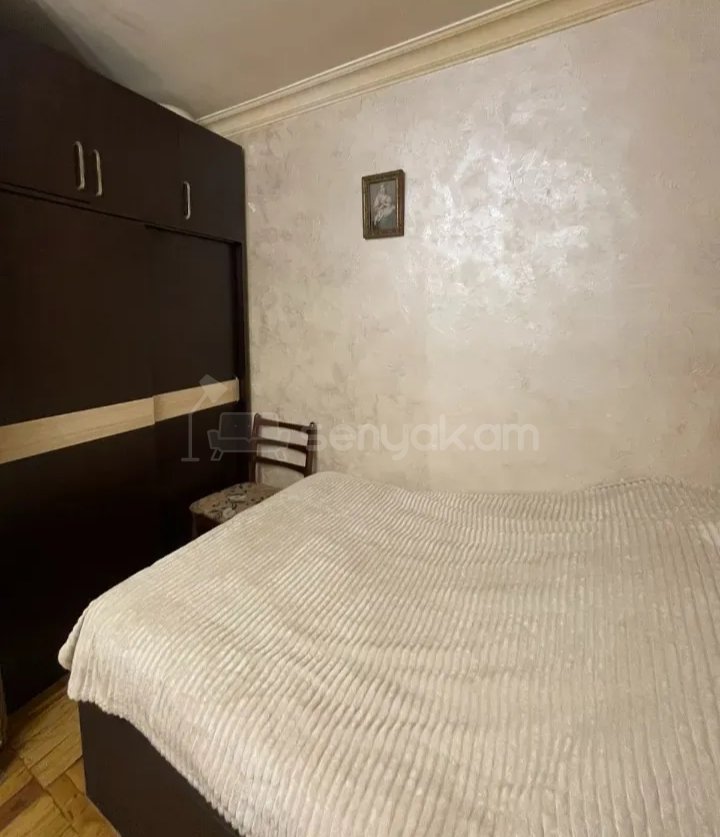 1 Սենյականոց Բնակարան Քարե Շենքում, 42քմ, 2/4 հարկ, Նորմալ Վիճակում, Կահավորված