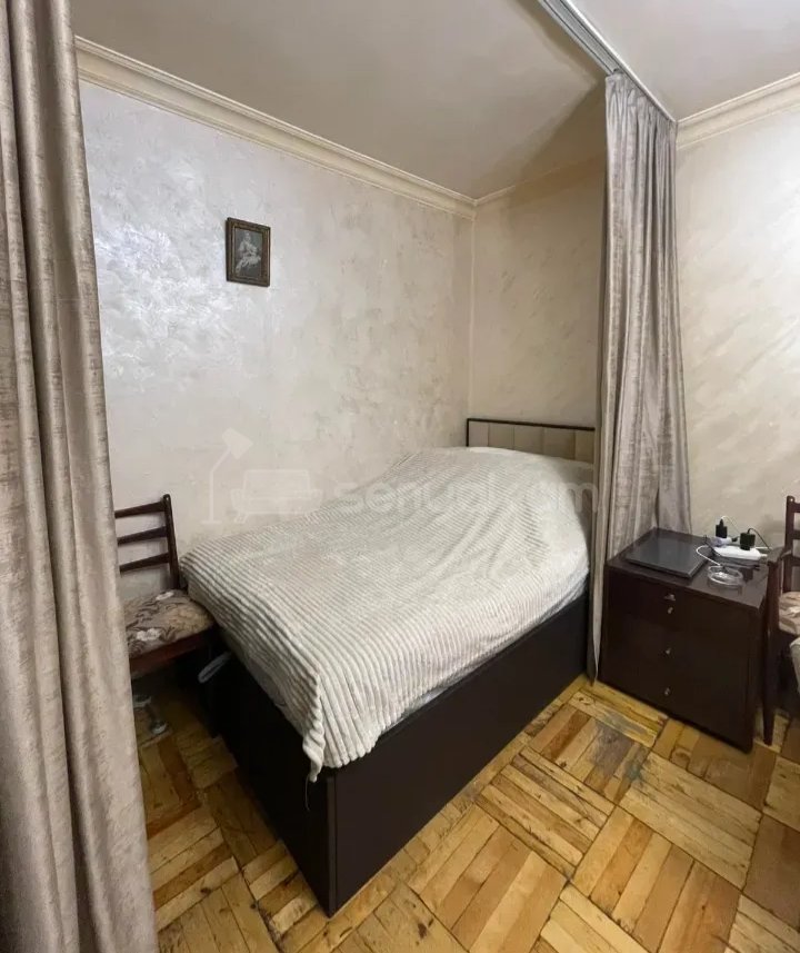 1 Սենյականոց Բնակարան Քարե Շենքում, 42քմ, 2/4 հարկ, Նորմալ Վիճակում, Կահավորված