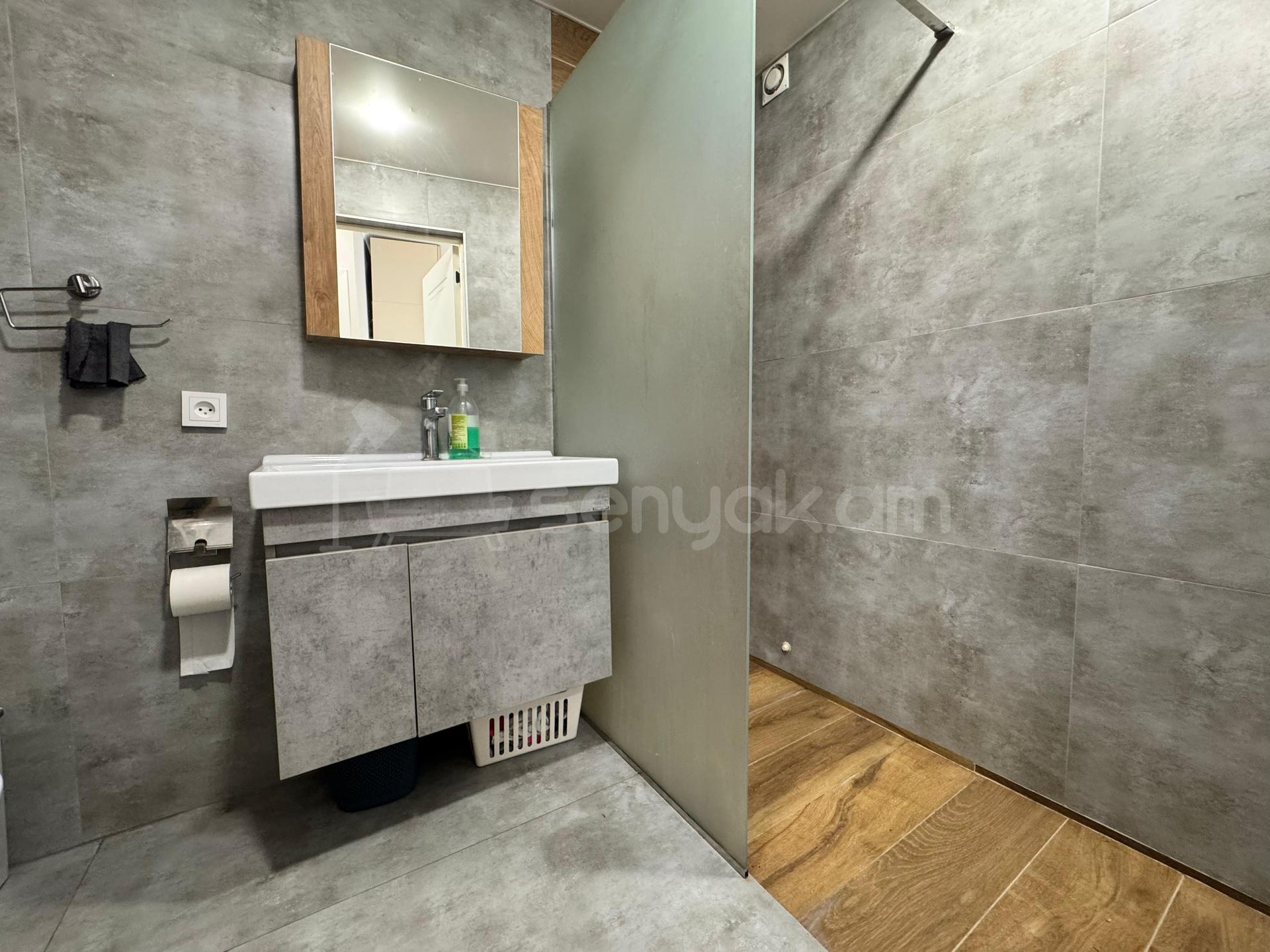 4 Սենյականոց Բնակարան Քարե Շենքում, 85քմ, 2/5 հարկ, Կապիտալ Վերանորոգված