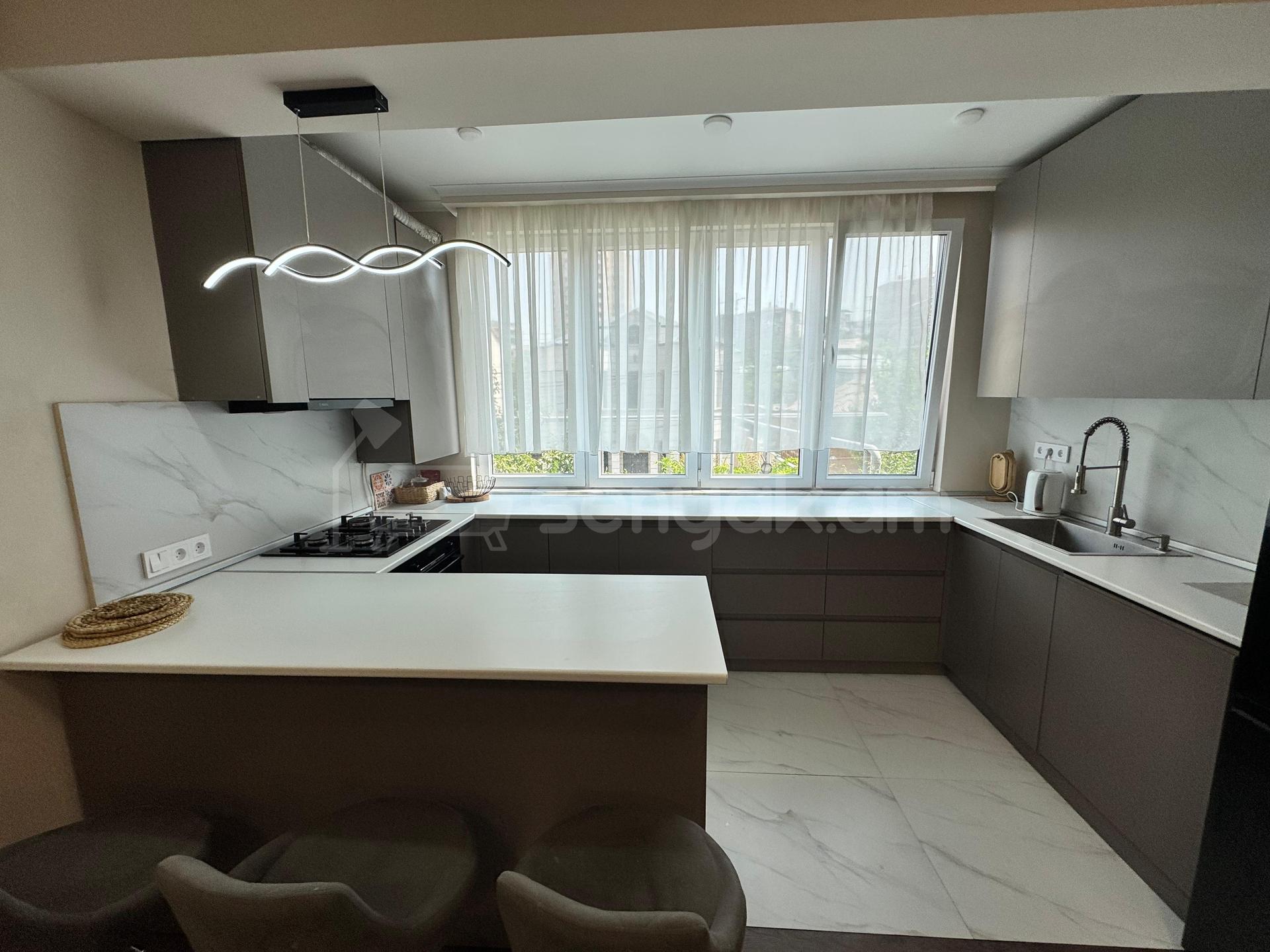 4 Սենյականոց Բնակարան Քարե Շենքում, 85քմ, 2/5 հարկ, Կապիտալ Վերանորոգված