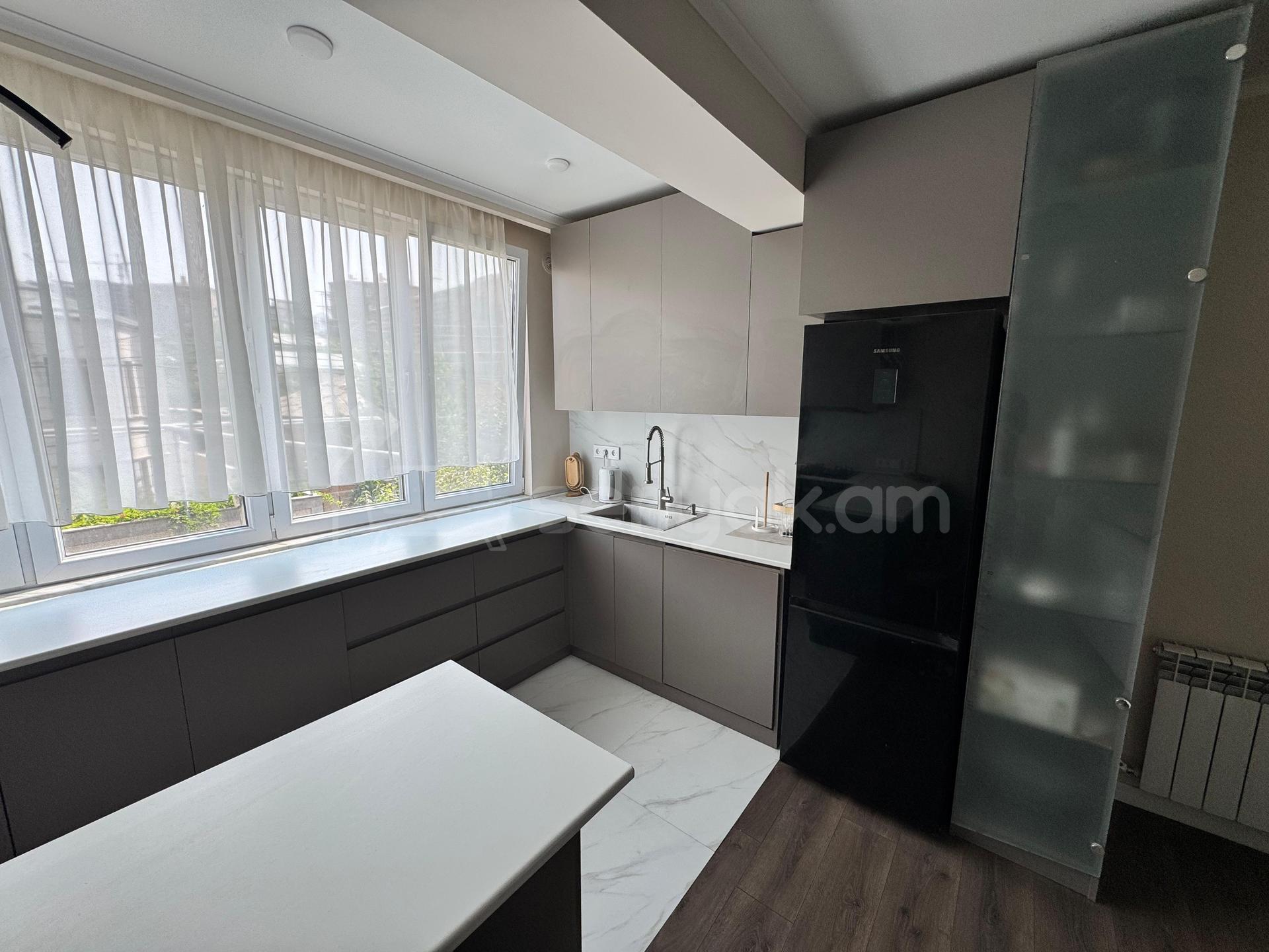 4 Սենյականոց Բնակարան Քարե Շենքում, 85քմ, 2/5 հարկ, Կապիտալ Վերանորոգված