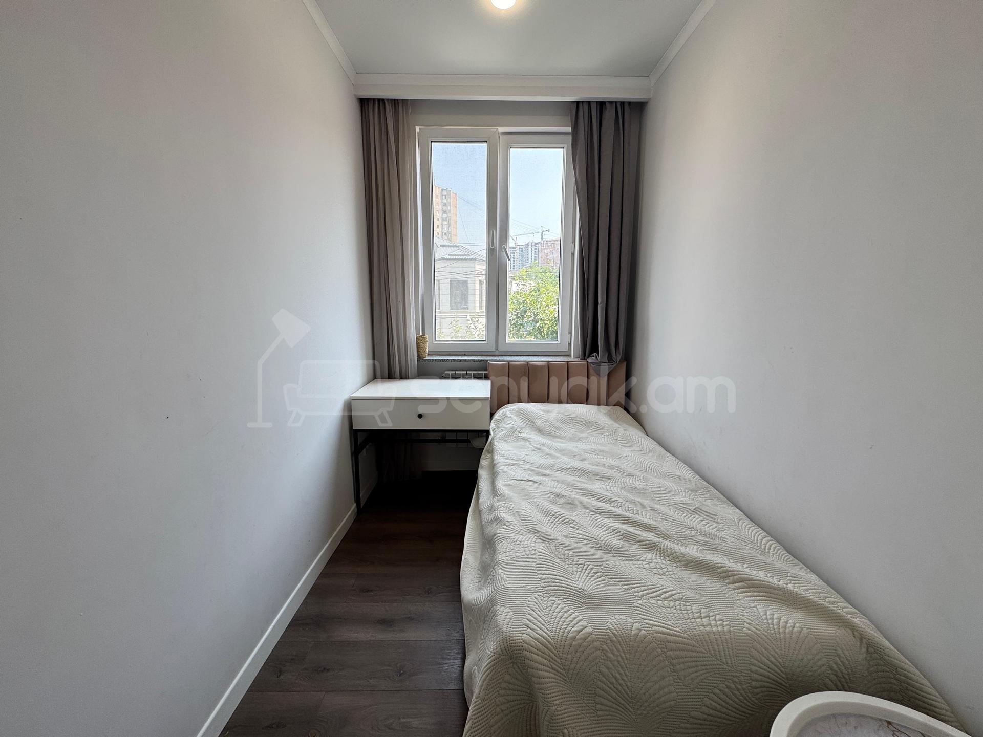 4 Սենյականոց Բնակարան Քարե Շենքում, 85քմ, 2/5 հարկ, Կապիտալ Վերանորոգված