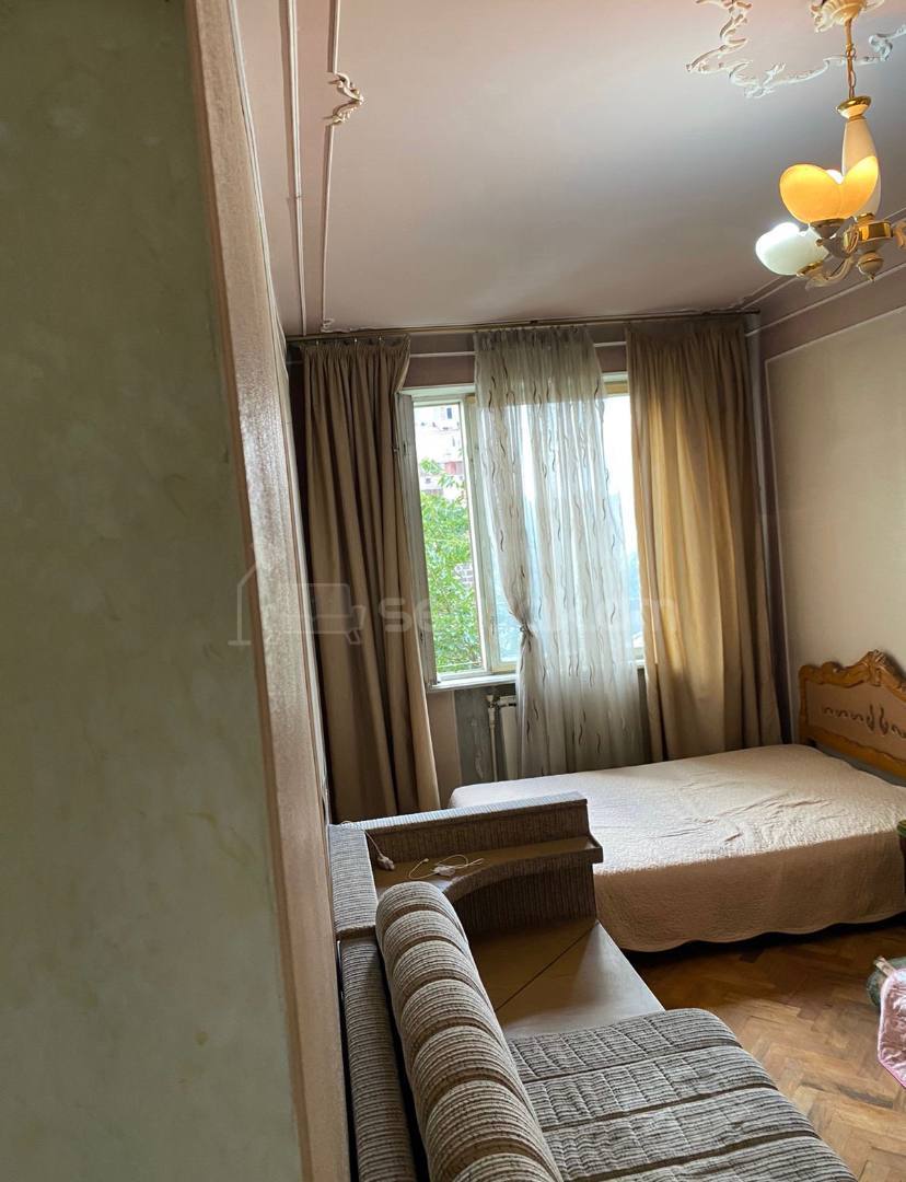 3 Սենյականոց Բնակարան Քարե Շենքում, 85քմ, 3/5 հարկ, Նորմալ Վիճակում, Կահավորված, Արևկող