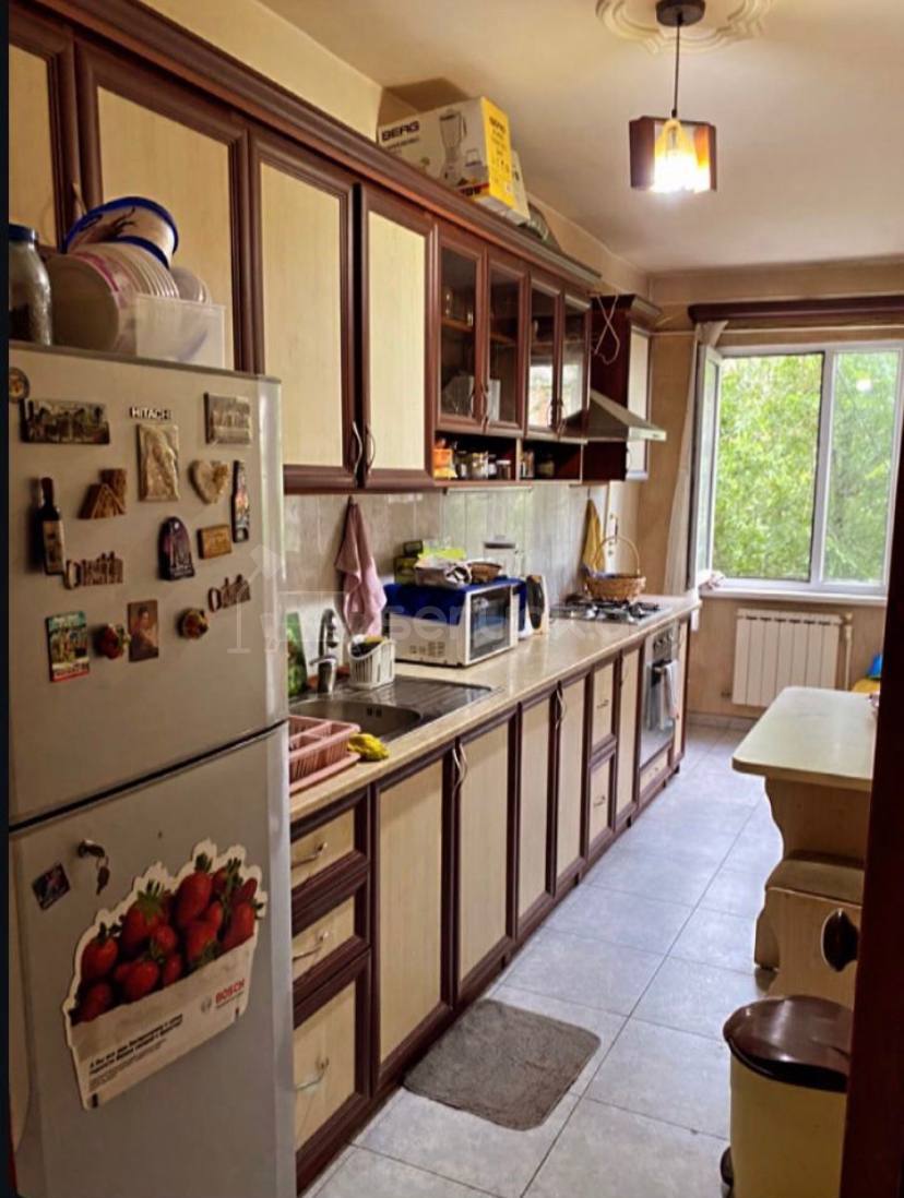 3 Սենյականոց Բնակարան Քարե Շենքում, 85քմ, 3/5 հարկ, Նորմալ Վիճակում, Կահավորված, Արևկող