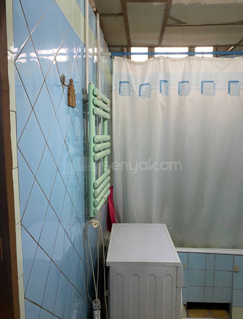 3 Սենյականոց Բնակարան Քարե Շենքում, 85քմ, 3/5 հարկ, Նորմալ Վիճակում, Կահավորված, Արևկող