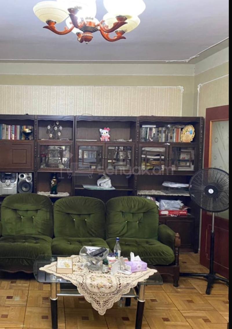 3 Սենյականոց Բնակարան Քարե Շենքում, 85քմ, 3/5 հարկ, Նորմալ Վիճակում, Կահավորված, Արևկող