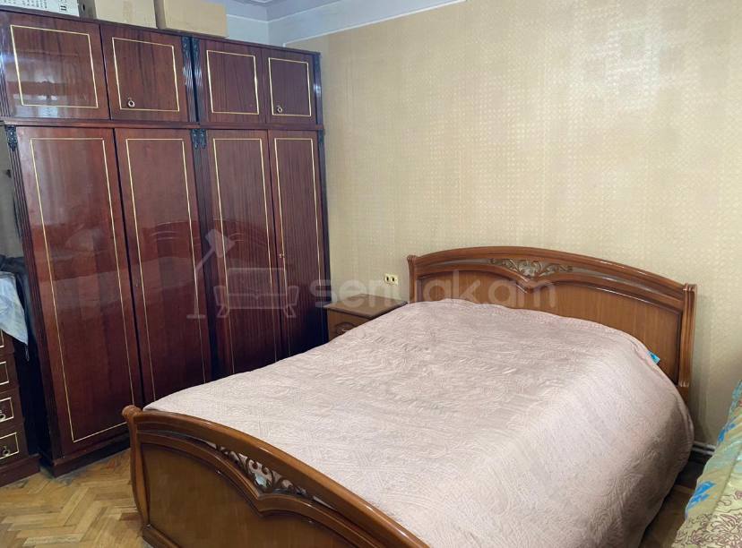 3 Սենյականոց Բնակարան Քարե Շենքում, 85քմ, 3/5 հարկ, Նորմալ Վիճակում, Կահավորված, Արևկող