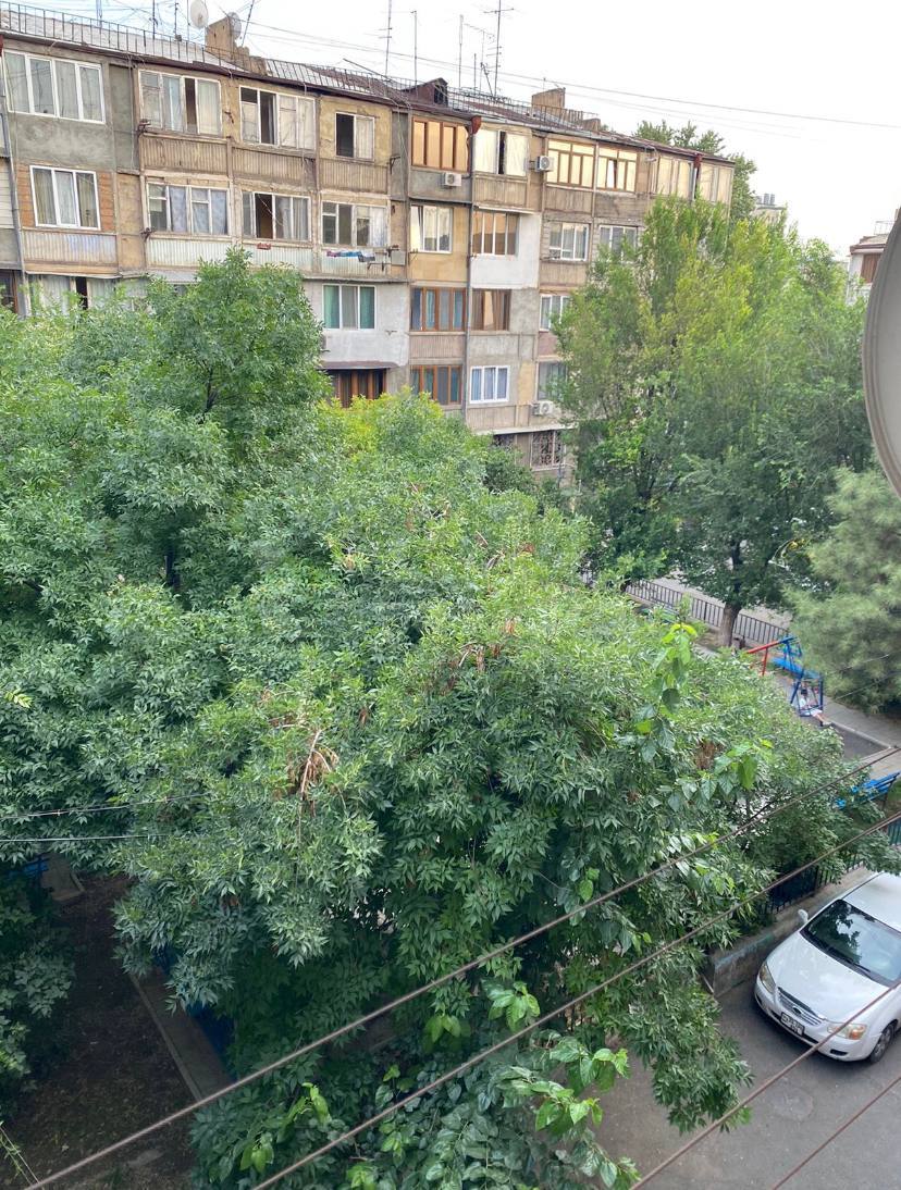 3 Սենյականոց Բնակարան Քարե Շենքում, 85քմ, 3/5 հարկ, Նորմալ Վիճակում, Կահավորված, Արևկող