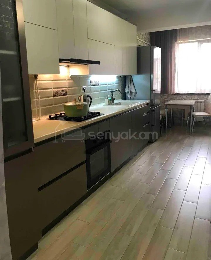 4 Սենյականոց Բնակարան Քարե Շենքում, 105քմ, 5/5 հարկ, Կապիտալ Վերանորոգված