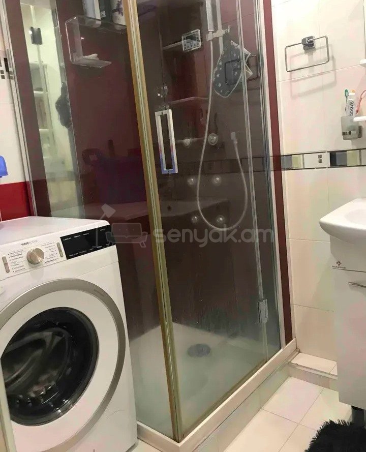 4 Սենյականոց Բնակարան Քարե Շենքում, 105քմ, 5/5 հարկ, Կապիտալ Վերանորոգված