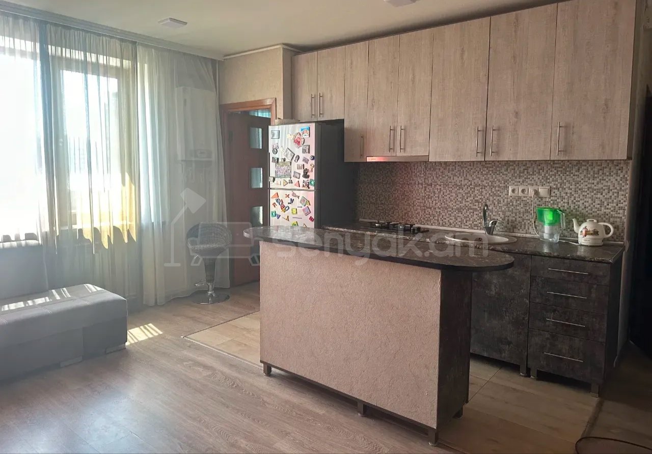 3 Սենյականոց Բնակարան Քարե Շենքում, 45քմ, 4/5 հարկ, Դիզայներական Վերանորոգված, Կահավորված