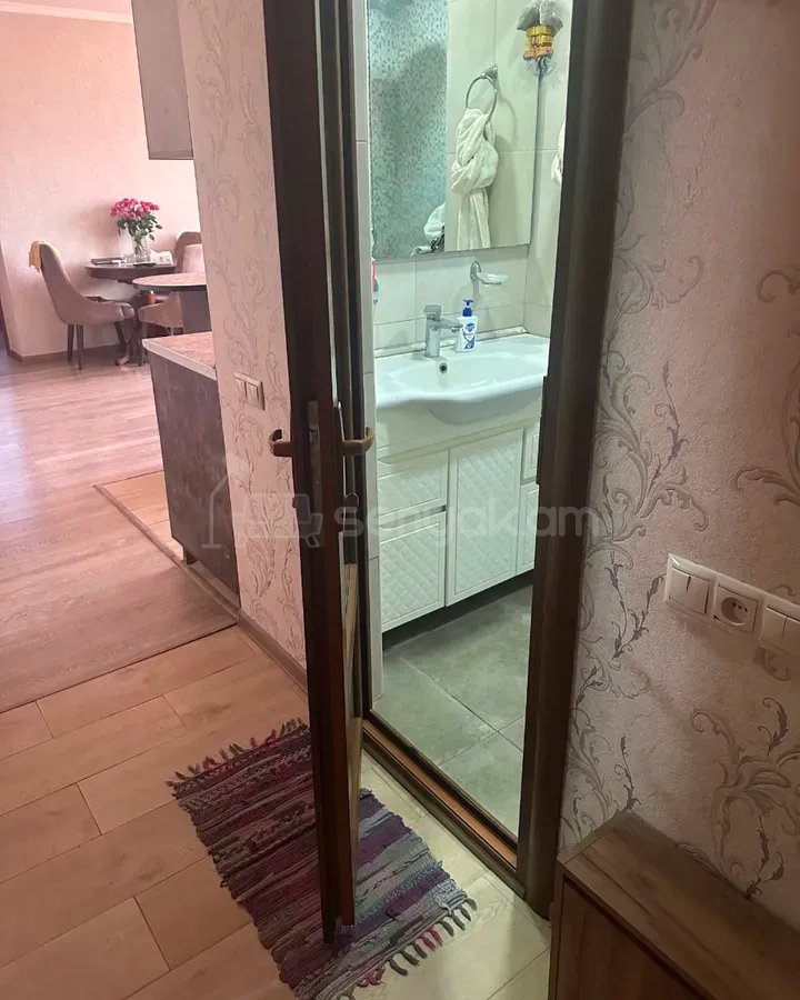 3 Սենյականոց Բնակարան Քարե Շենքում, 45քմ, 4/5 հարկ, Դիզայներական Վերանորոգված, Կահավորված