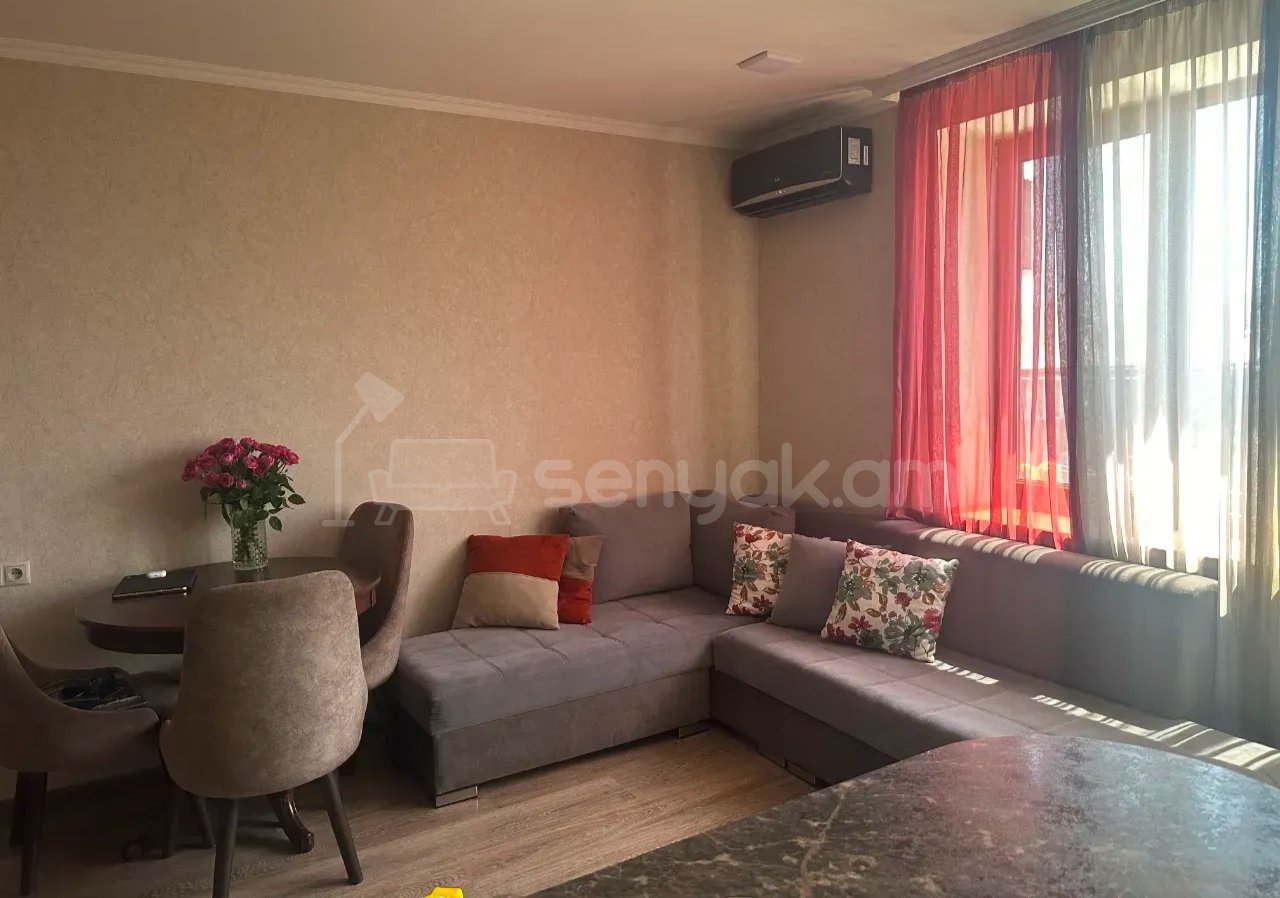 3 Սենյականոց Բնակարան Քարե Շենքում, 45քմ, 4/5 հարկ, Դիզայներական Վերանորոգված, Կահավորված