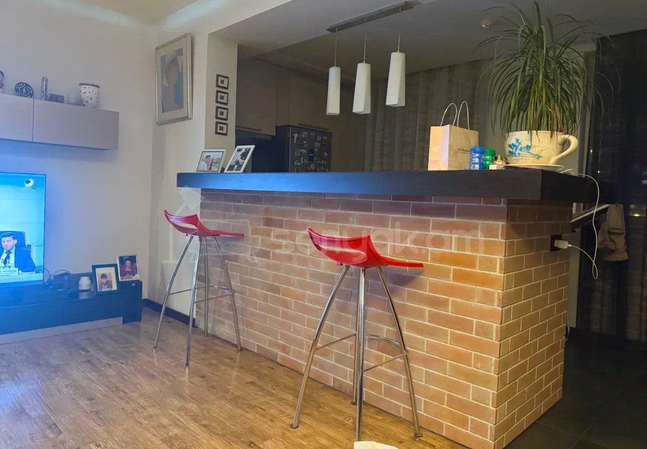 3 Սենյականոց Բնակարան Քարե Շենքում, 78քմ, 5/5 հարկ, Կապիտալ Վերանորոգված