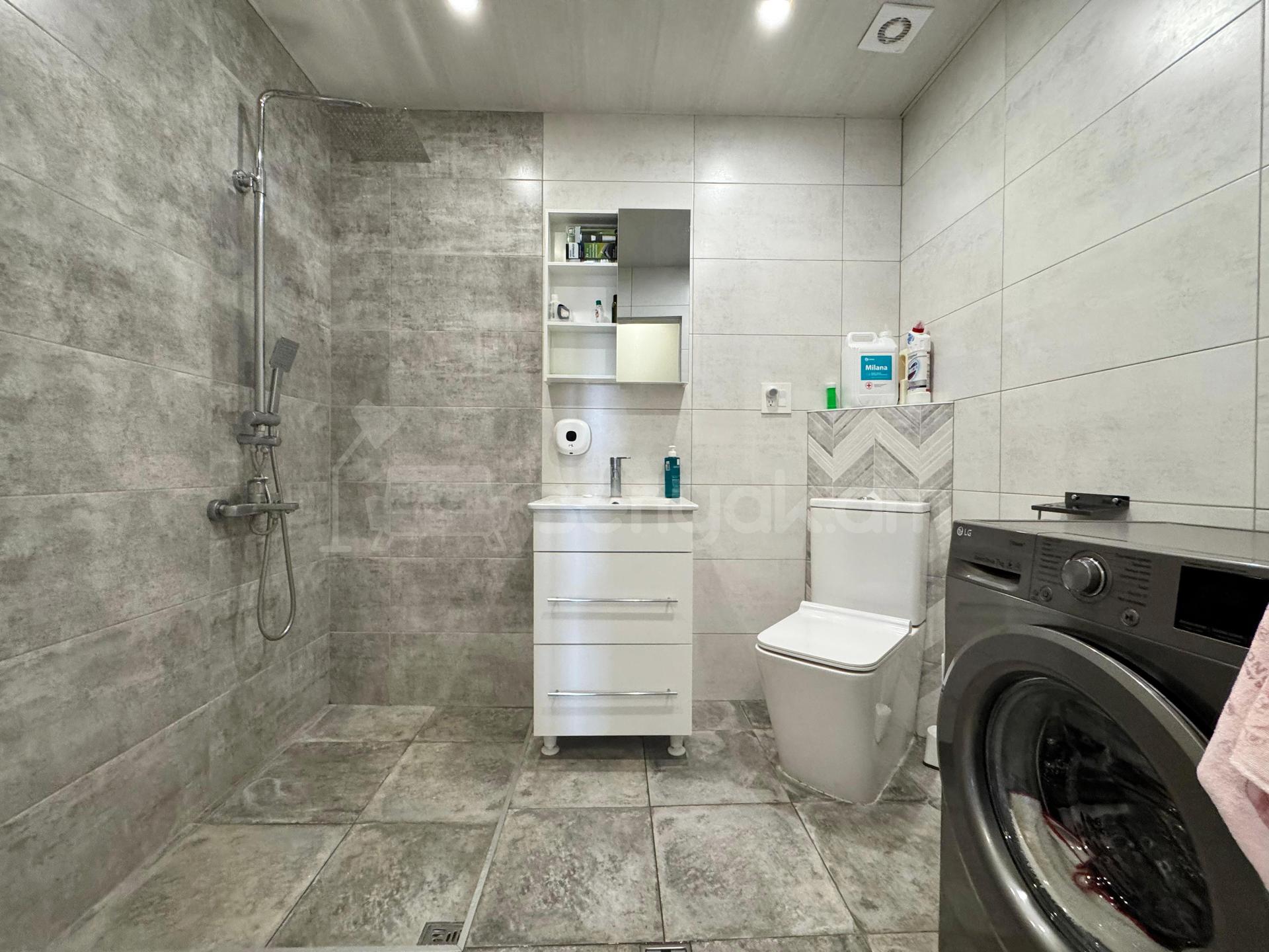 3 Սենյականոց Բնակարան Քարե Շենքում, 84քմ, 5/5 հարկ, Դիզայներական Վերանորոգված