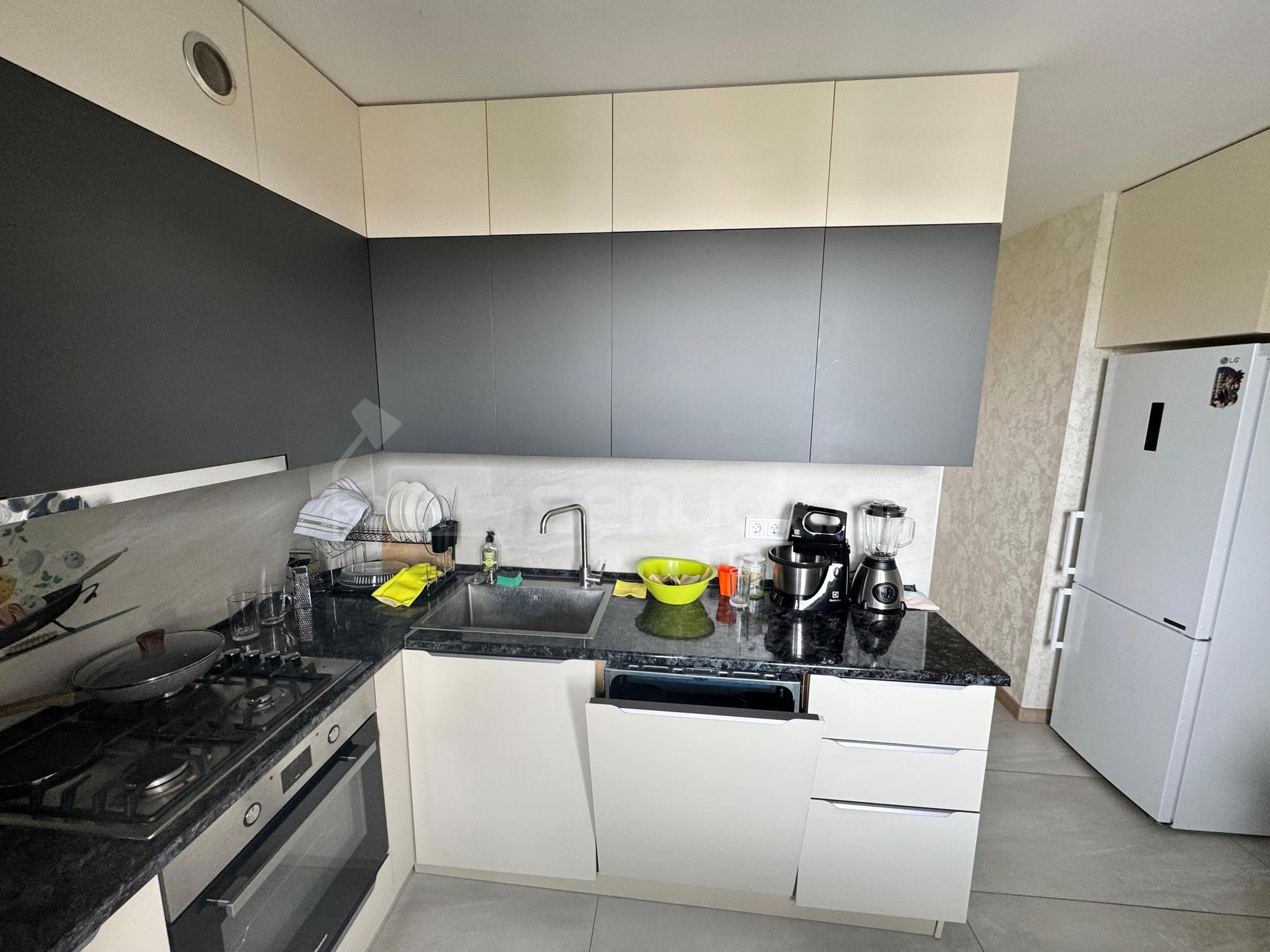 3 Սենյականոց Բնակարան Քարե Շենքում, 84քմ, 5/5 հարկ, Դիզայներական Վերանորոգված