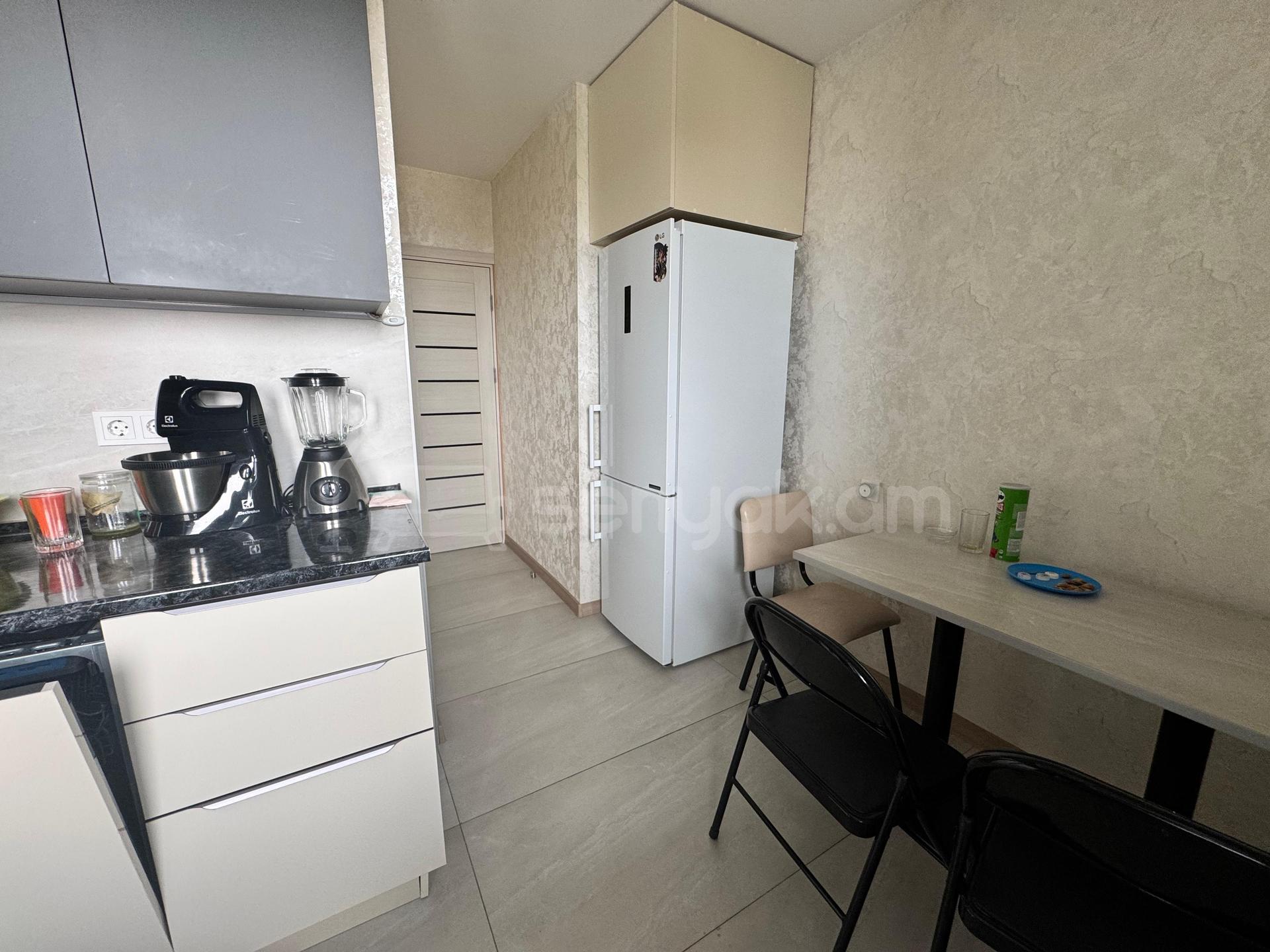 3 Սենյականոց Բնակարան Քարե Շենքում, 84քմ, 5/5 հարկ, Դիզայներական Վերանորոգված